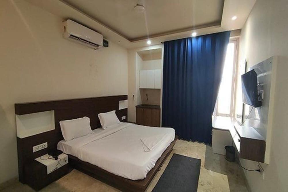 Fabhotel Skylight Inn