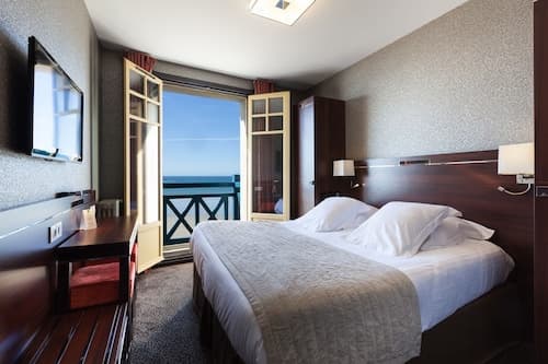 Les Ambassadeurs, Logis Hotel, sa crêperie et son rooftop - Saint Malo Plage