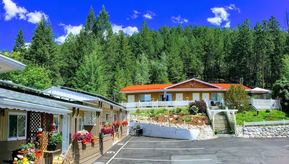 Crescent Motel
