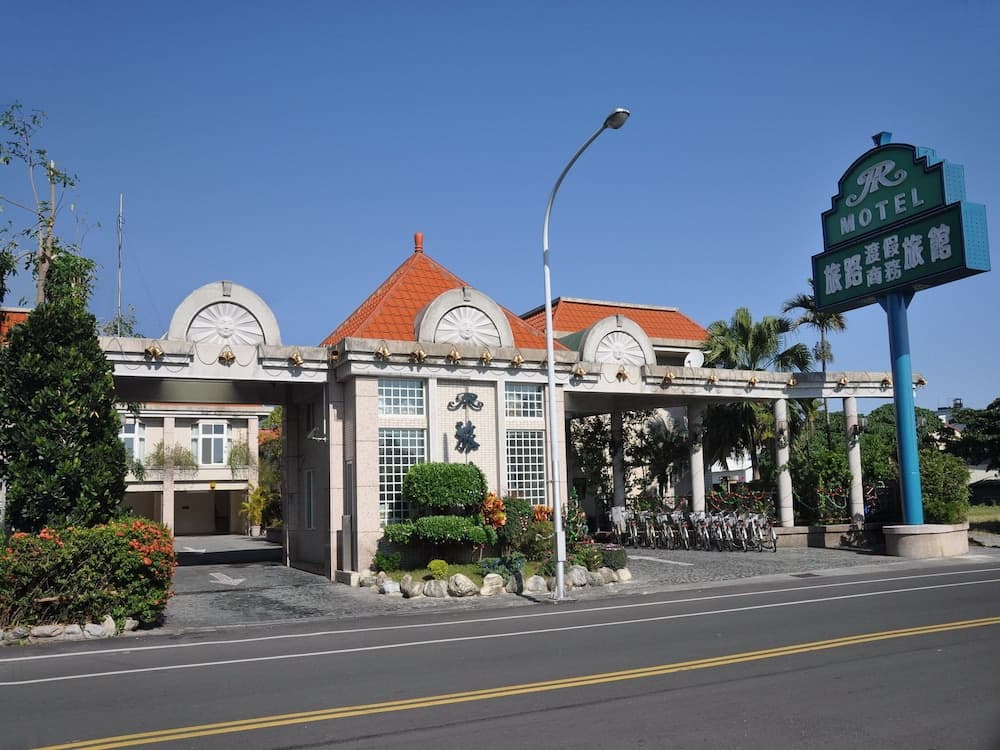 Travel Road Hotel