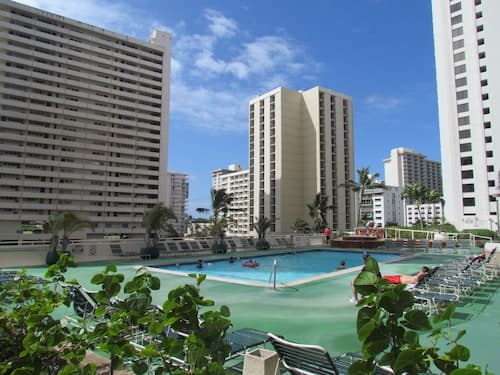 Waikiki Banyan - Walk to the Beach