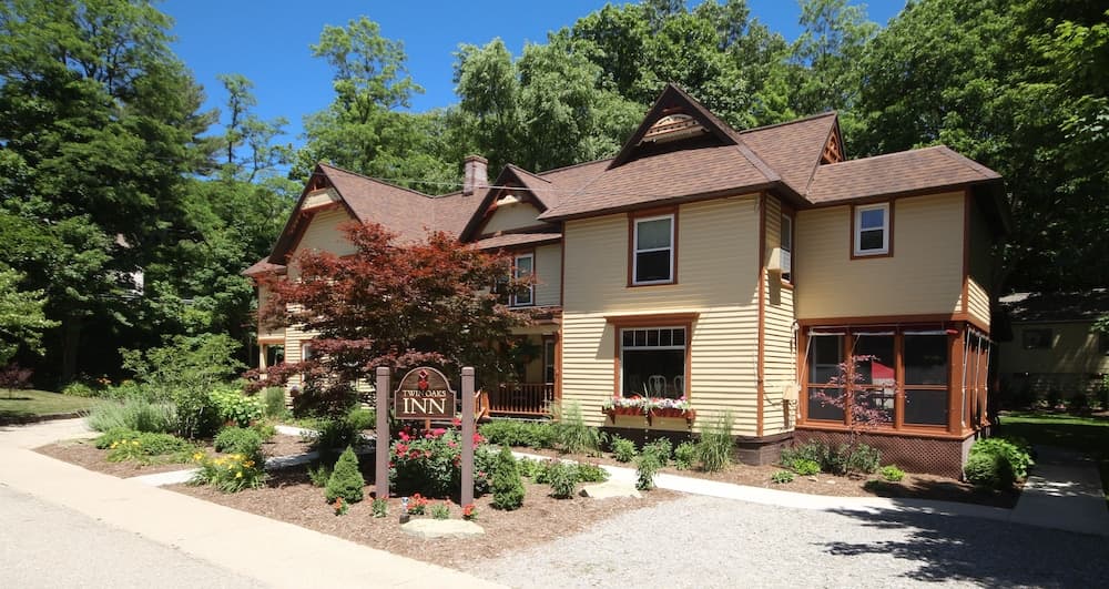 Twin Oaks Inn