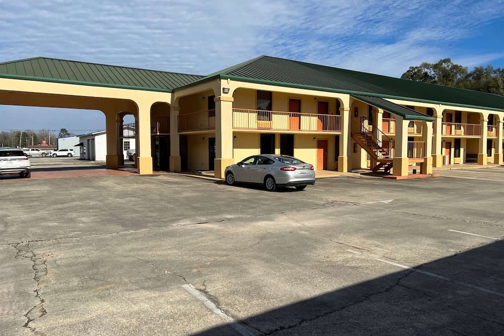 Days Inn & Suites by Wyndham Brewton