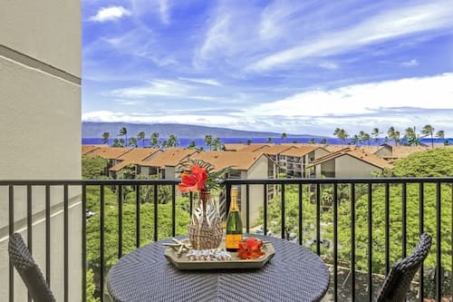 Kaanapali Shores Studio 742 Studio Bedroom Condo by RedAwning