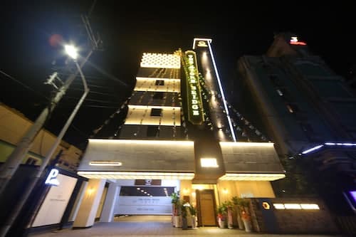 The Stone Bridge Hotel