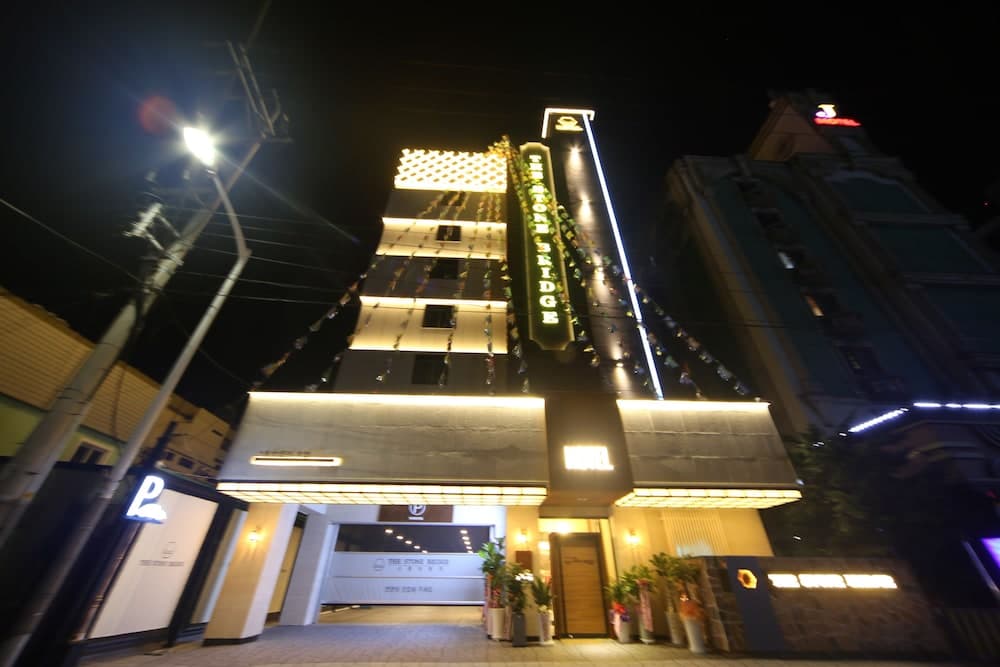 The Stone Bridge Hotel