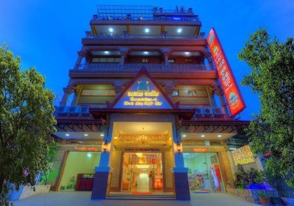 Seventh Heaven Hotel and High Bar