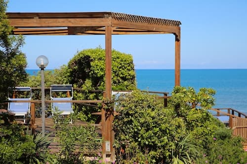 Sea view and ground floor Apartments le Dune