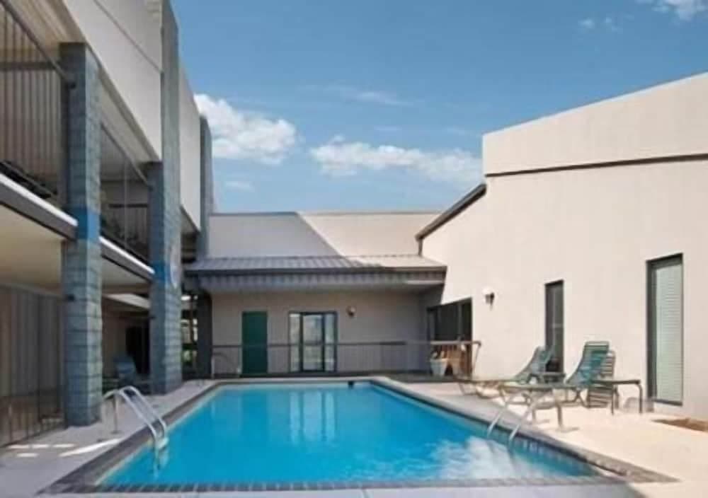 Executive Inn & Suites