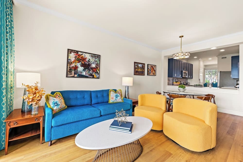 Catina Vacation Rental: Bright 2-BR Condo with Lake Views. Located in Lely Resort with Pool, Hot Tub, and Golf Access. Ideal for Golfers and Beachgoers, Minutes from Naples and Marco Island