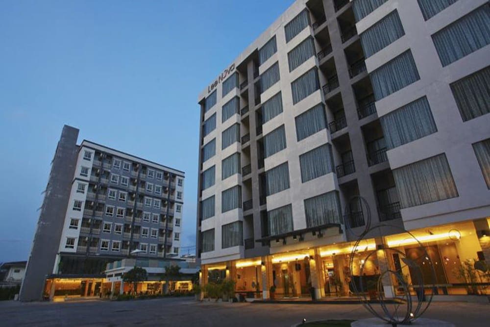 Leenova Hotel