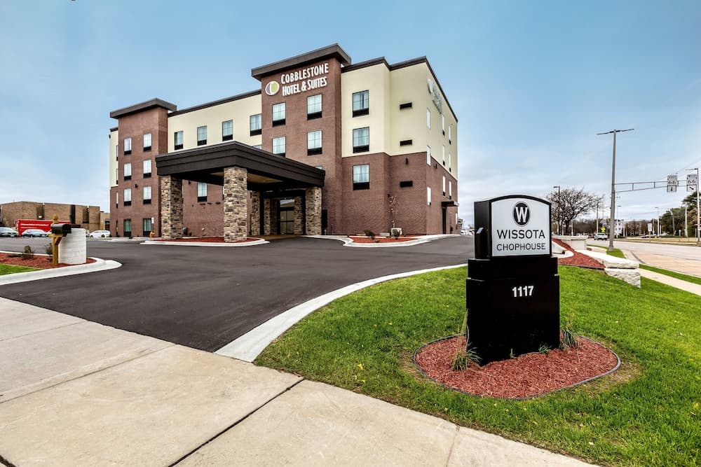 Cobblestone Hotel & Suites – Stevens Point