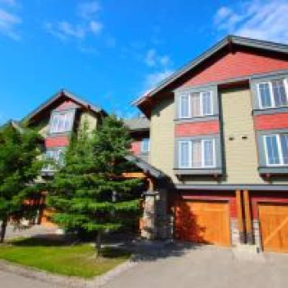 Pinnacle Ridge Chalets by Fernie Lodging