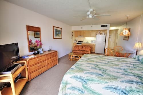 Royal Kahana #319 Studio Bedroom Condo by RedAwning