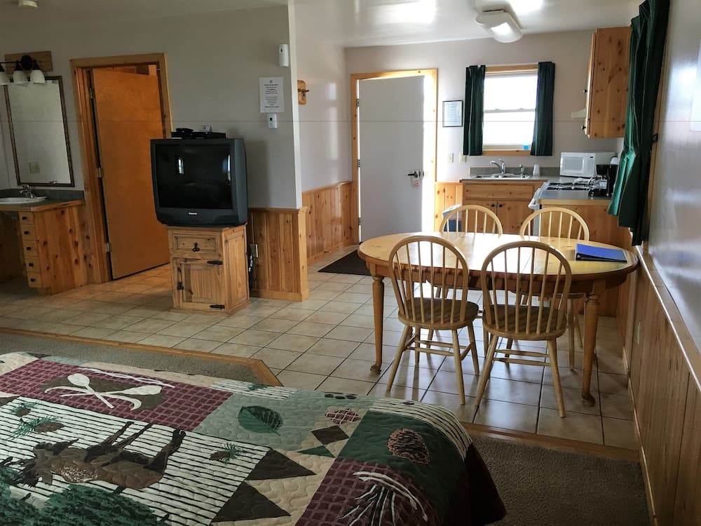 Tenderfoot Cabins & Motel