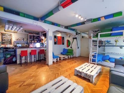 Whole Wide World Hostel & Bar