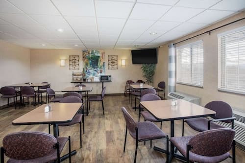 Travelodge by Wyndham Colorado Springs Airport/Peterson SFB