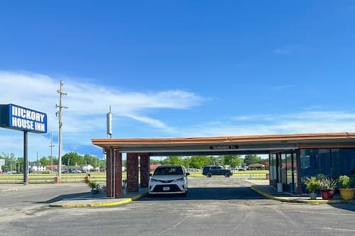 OYO Hickory House Inn