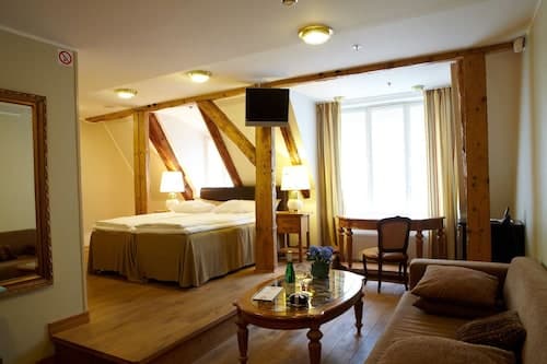CRU Hotel