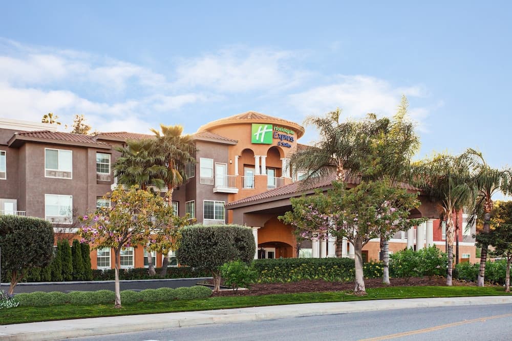 Holiday Inn Express & Suites Corona by IHG