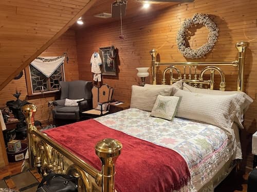 The Queen, A Victorian Bed & Breakfast