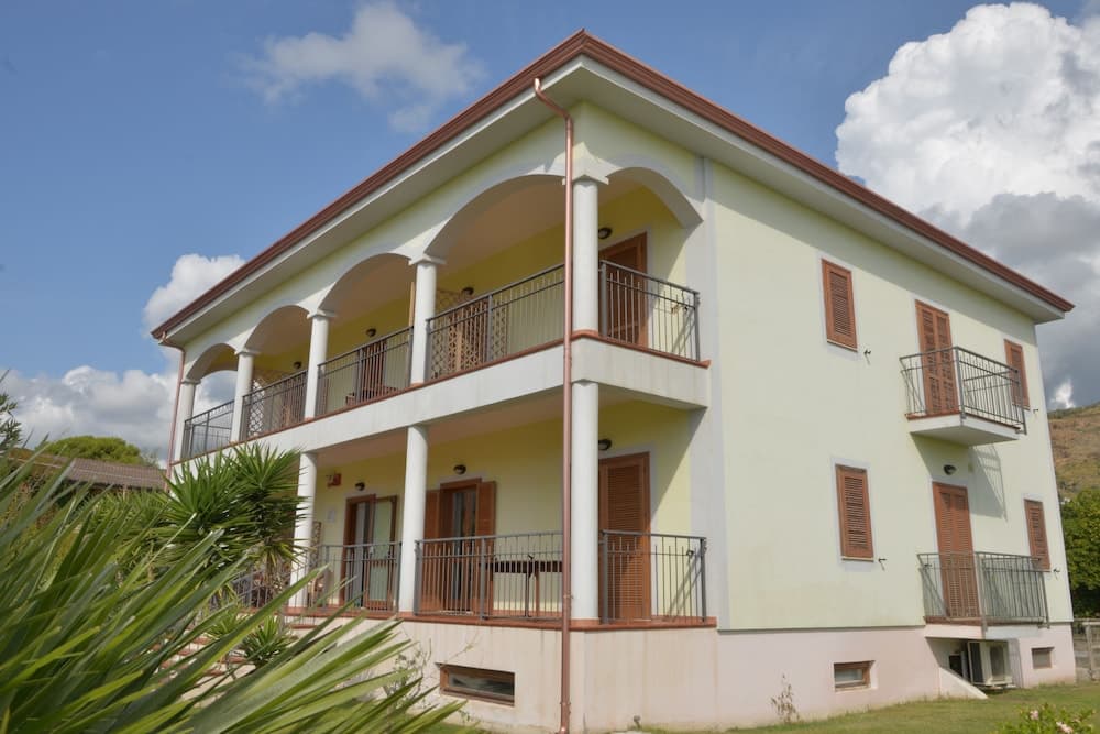 Larus Hotel