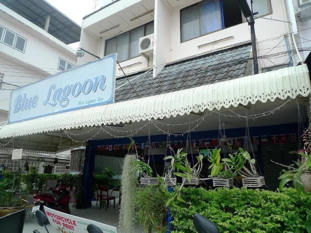 Blue Lagoon Guest House and Bar