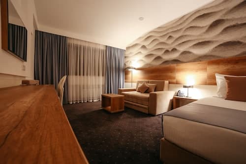 Santiny Hotel & Restaurant