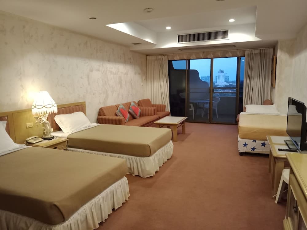 Cha-Am Grand Condotel