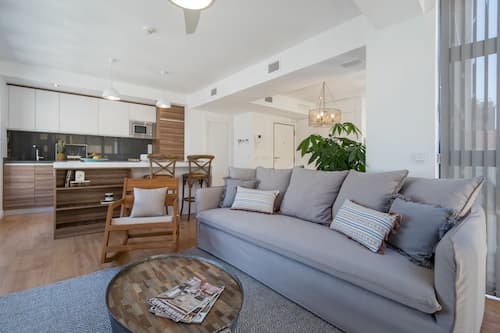 Chezmoihomes Plaza Nueva Deluxe