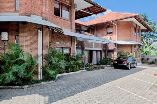 RedDoorz Plus near Dago Pakar