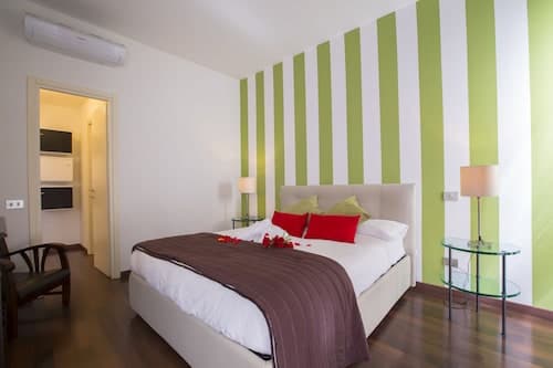 The Square Apartment