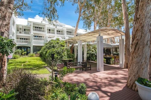 Elysium Private Accommodation at The Beach Club