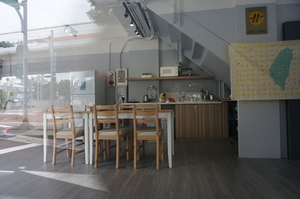 Corner Hostel & Cafe