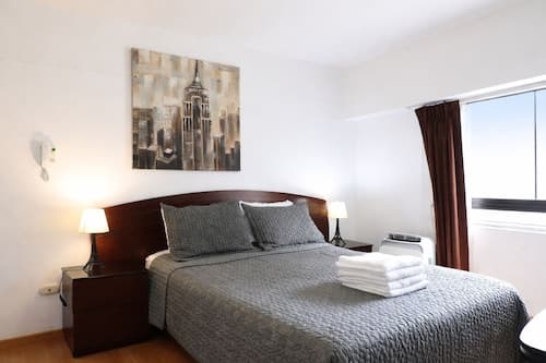 Miraflores NEST Tripoli, King Bed, AC , 1000 Mb, Near Malecón & Love Park