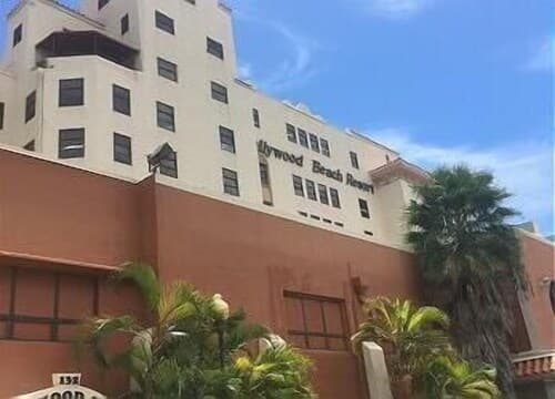 Hollywood Beach Resort- Large Studio Sleeps 4