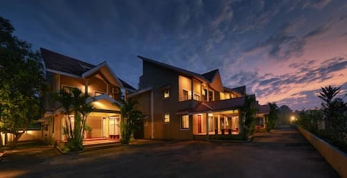 TreeHouse Blue Hotel & Villas