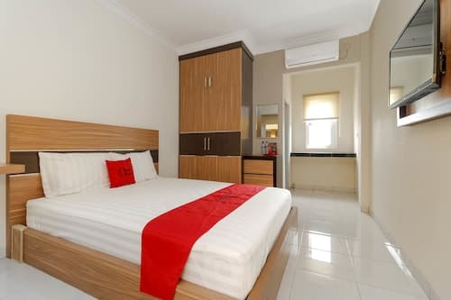 RedDoorz Plus near Palembang Square Mall
