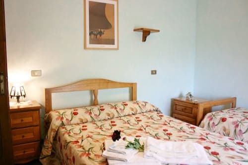 Beautiful private villa with WIFI, private pool, TV, pets allowed and parking, close to Arezzo