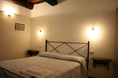 Stunning private villa with private pool, WIFI, TV, pets allowed and parking, close to Cortona
