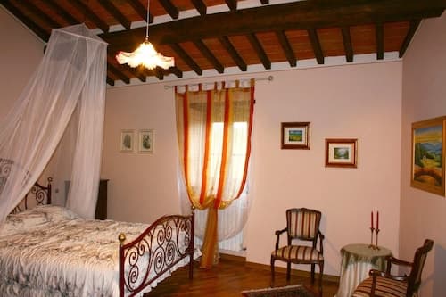 Wonderful private villa with private pool, A/C, WIFI, TV, pets allowed and parking, close to Are...