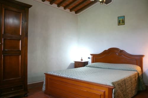 Stunning private villa with private pool, WIFI, TV, pets allowed and parking, close to Montepulc