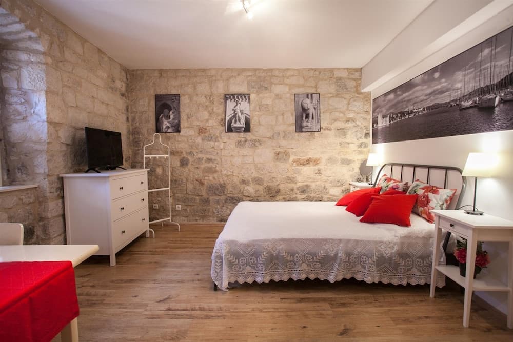 Apartment and Room Ursa
