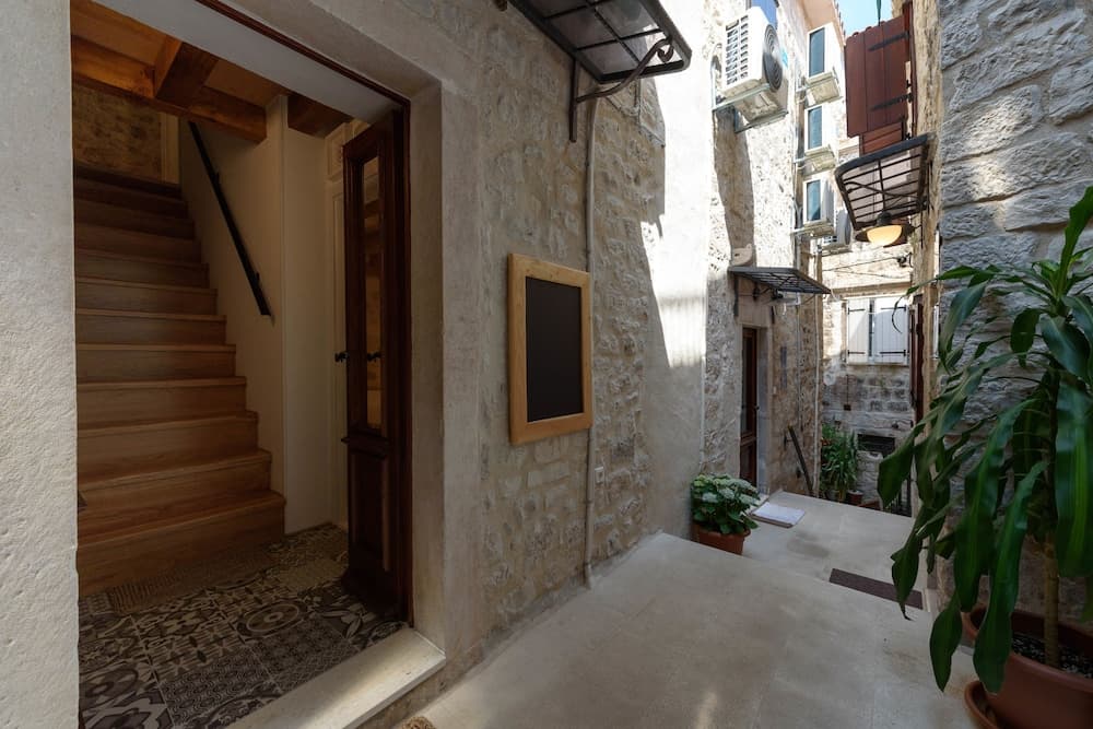 Apartments & Rooms Tiramola