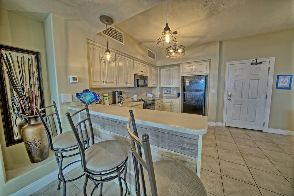 Luxurious High-Rise Condo with Direct Beach Access & Beachside Pool - Unit 2105 by RedAwning
