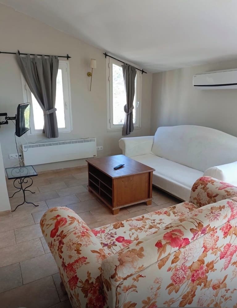 Es Apartments