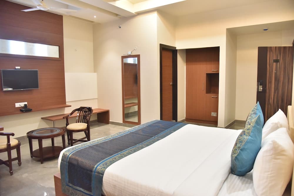 Hotel R K Grand