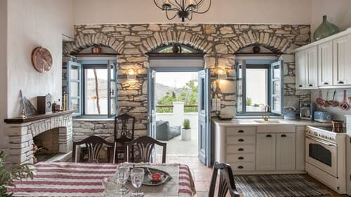Traditional Inn Pirethron