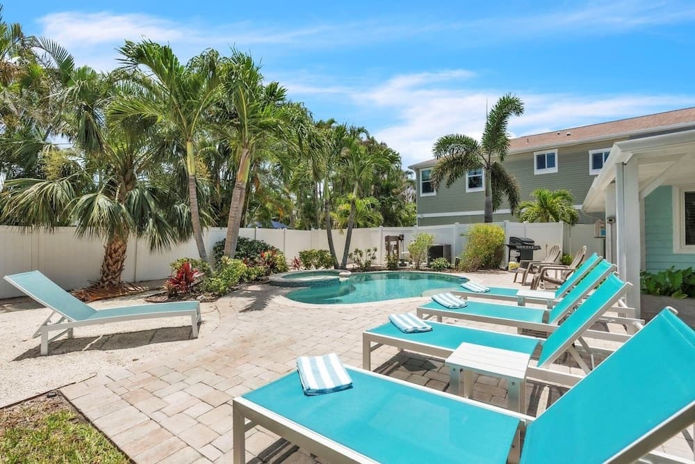 Ebb Tide 3 Bedroom Home by RedAwning