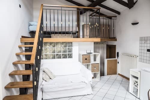 Nice and Cozy Quiet Apartment Right in the Center